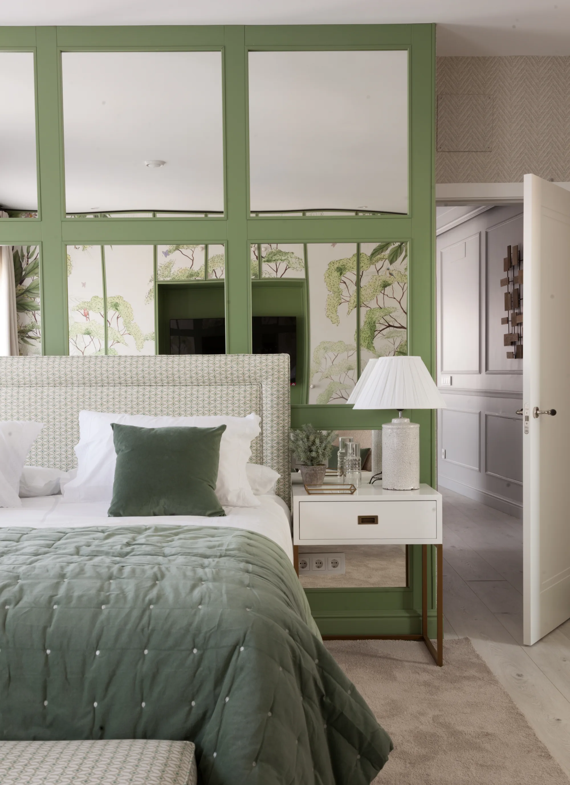 Dormitorio con columnas en Alcala por Santayana Home