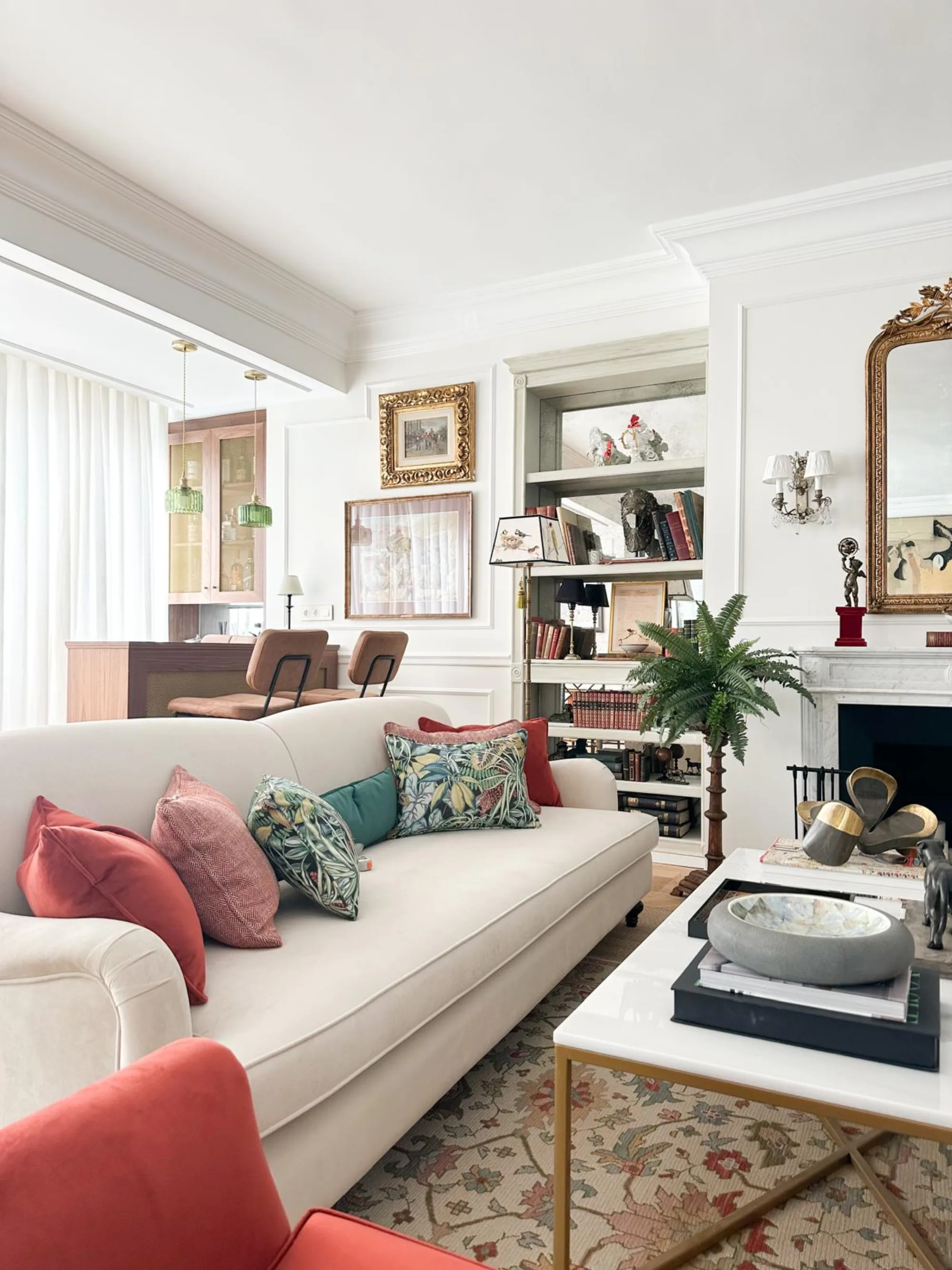 Salon clasico en Don Ramon de la Cruz por Santayana Home